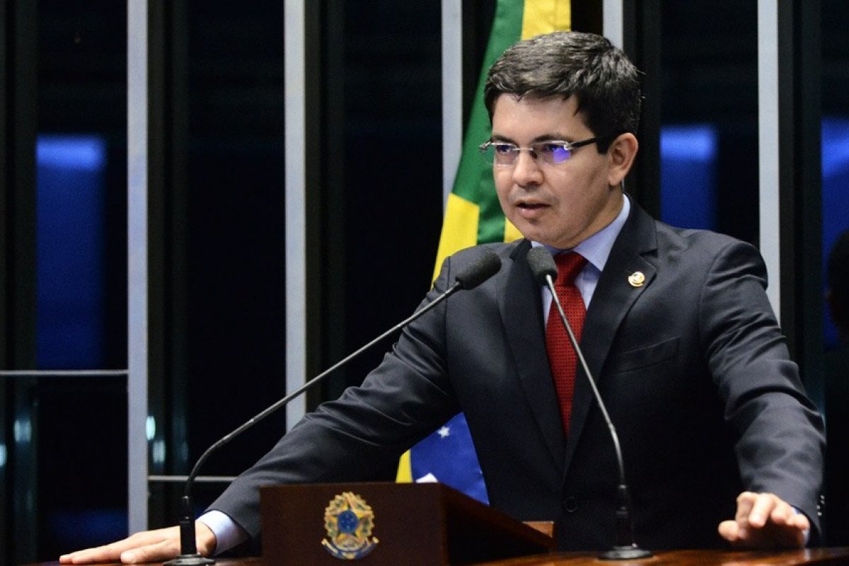 Senador pede que seja rejeitada indicação de Weintraub ao Banco Mundial