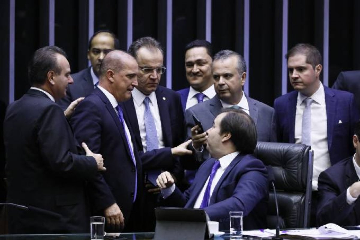 Votação da reforma da Previdência será retomada na manhã de hoje