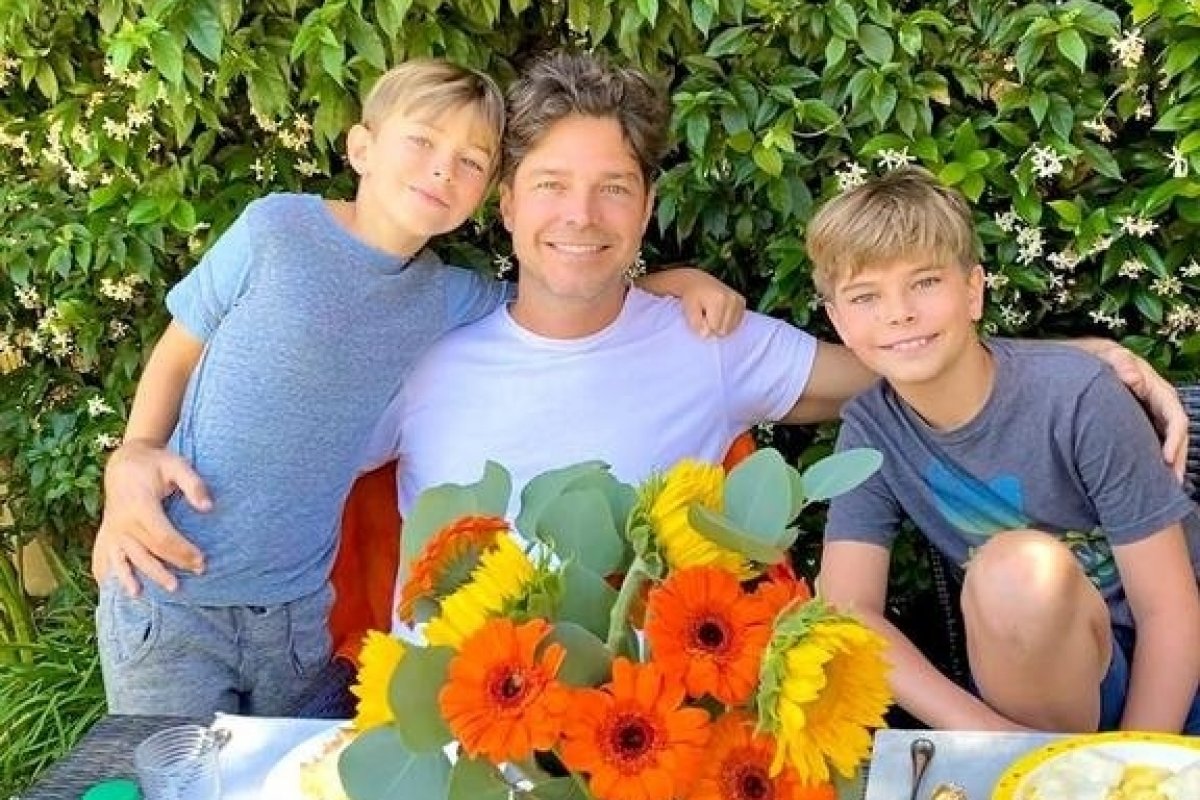 Morando nos EUA, Erik Marmo aparece na web com os dois filhos para celebrar o Dia dos Pais