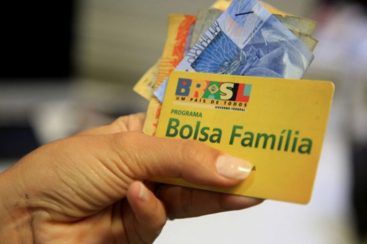 Beneficiários do Bolsa Família com final 5 recebem terceiro pagamento do auxílio emergencial 