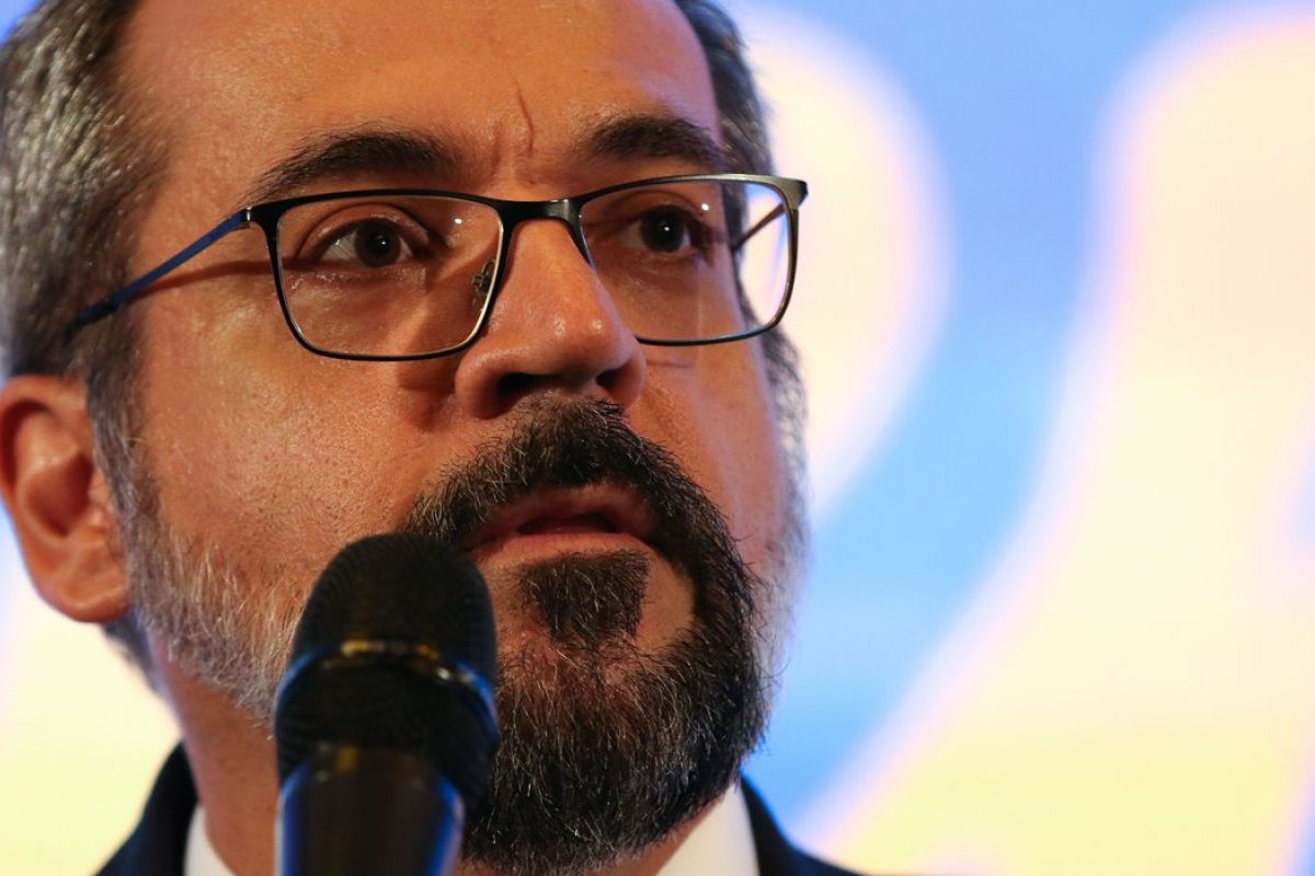 Decreto retifica data de exoneração de Abraham Weintraub