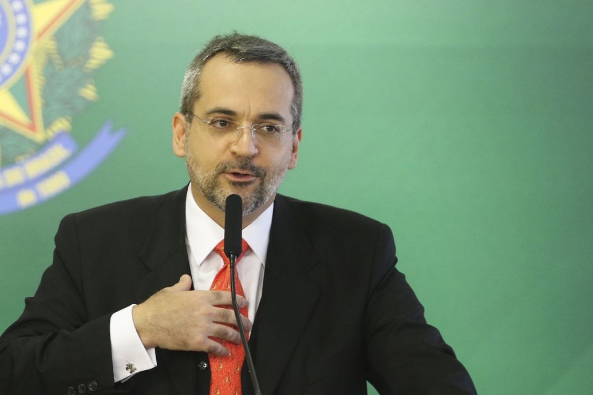 Oposição na Câmara denuncia Abraham Weintraub ao governo dos EUA