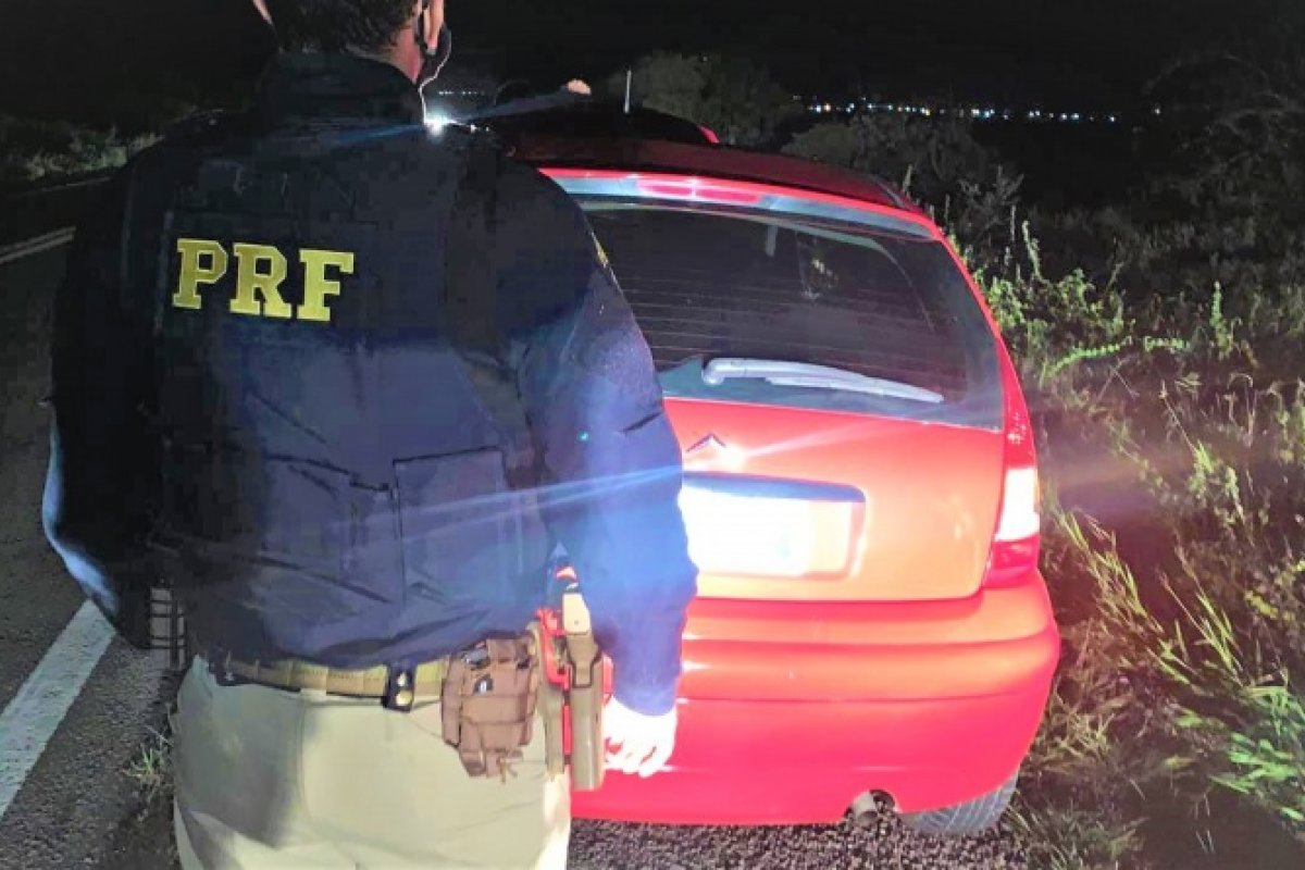 Carro com registro de roubo é recuperado após motorista fazer parada para troca do pneu 