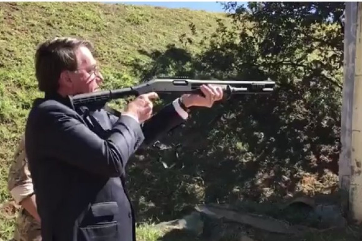 Veja vídeo: Bolsonaro treina pontaria em visita ao Comando da PF
