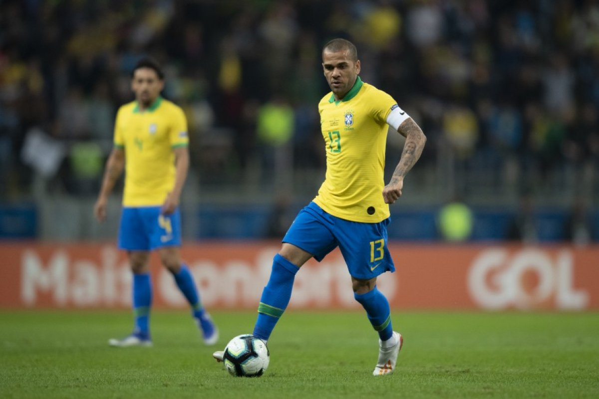 Daniel Alves pode estar próximo de acertar com o Manchester City