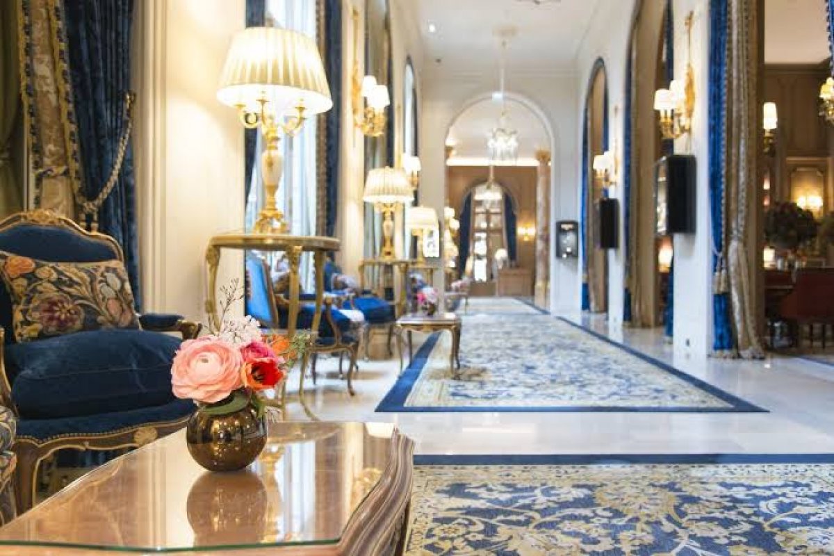 Em tempos de pandemia, Hotel Ritz Paris está leiloando milhares de itens de sua coleção