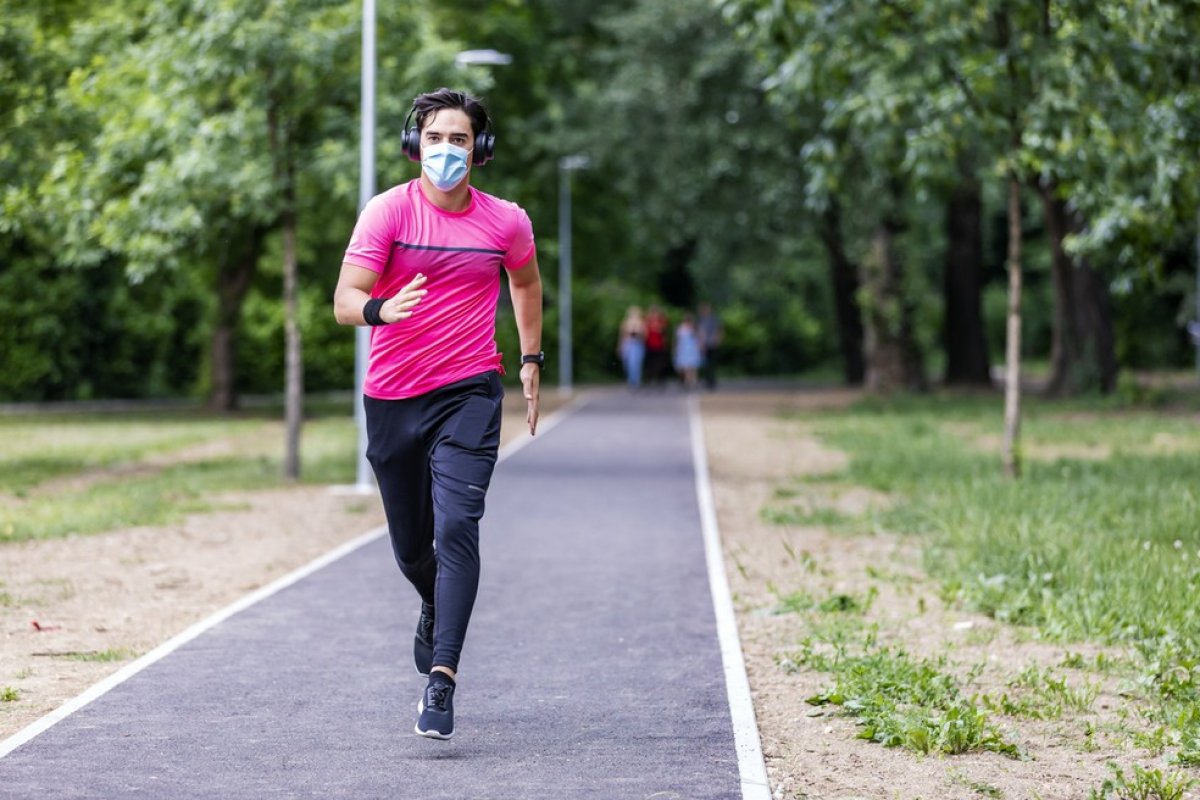 Máscara deve ser usada mesmo durante prática de exercícios, diz médico