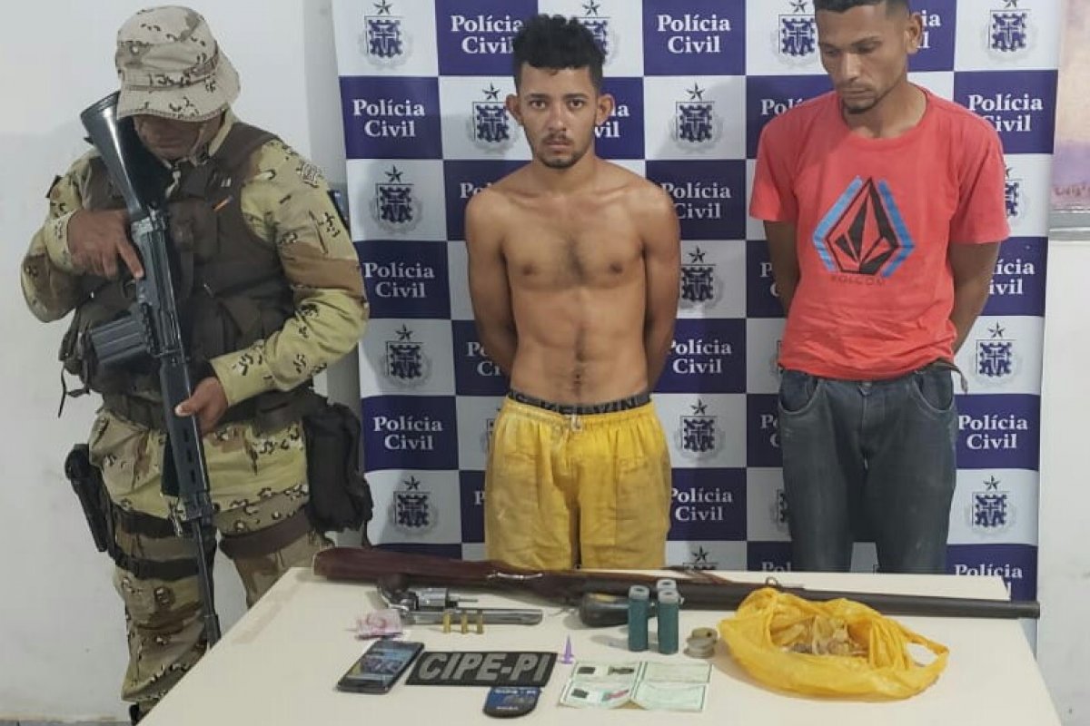 Dois homens são presos por porte ilegal de armas e roubo de veículo