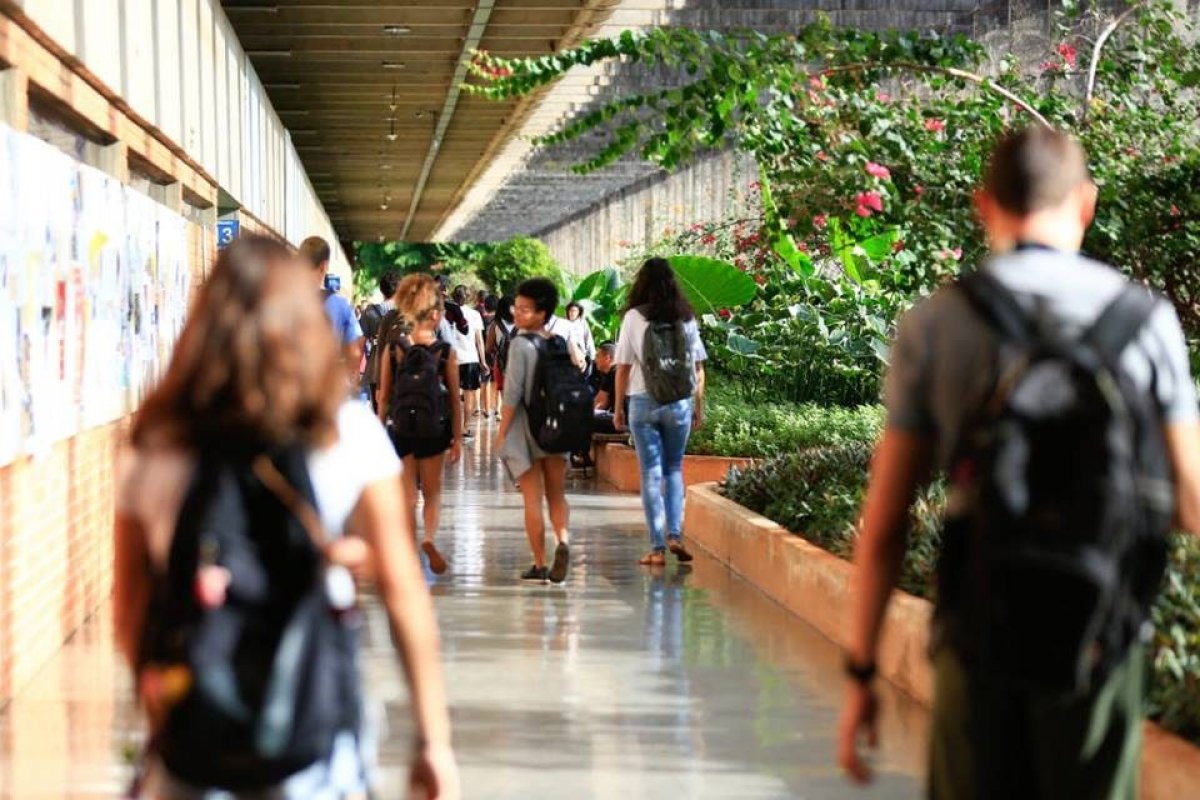 "A gente não tem perspectiva de volta presencial este ano", diz reitora da UnB 
