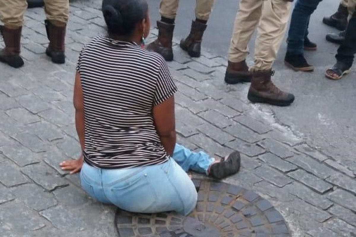 Mulher fica com perna presa dentro de um bueiro na Praça Municipal; veja vídeo