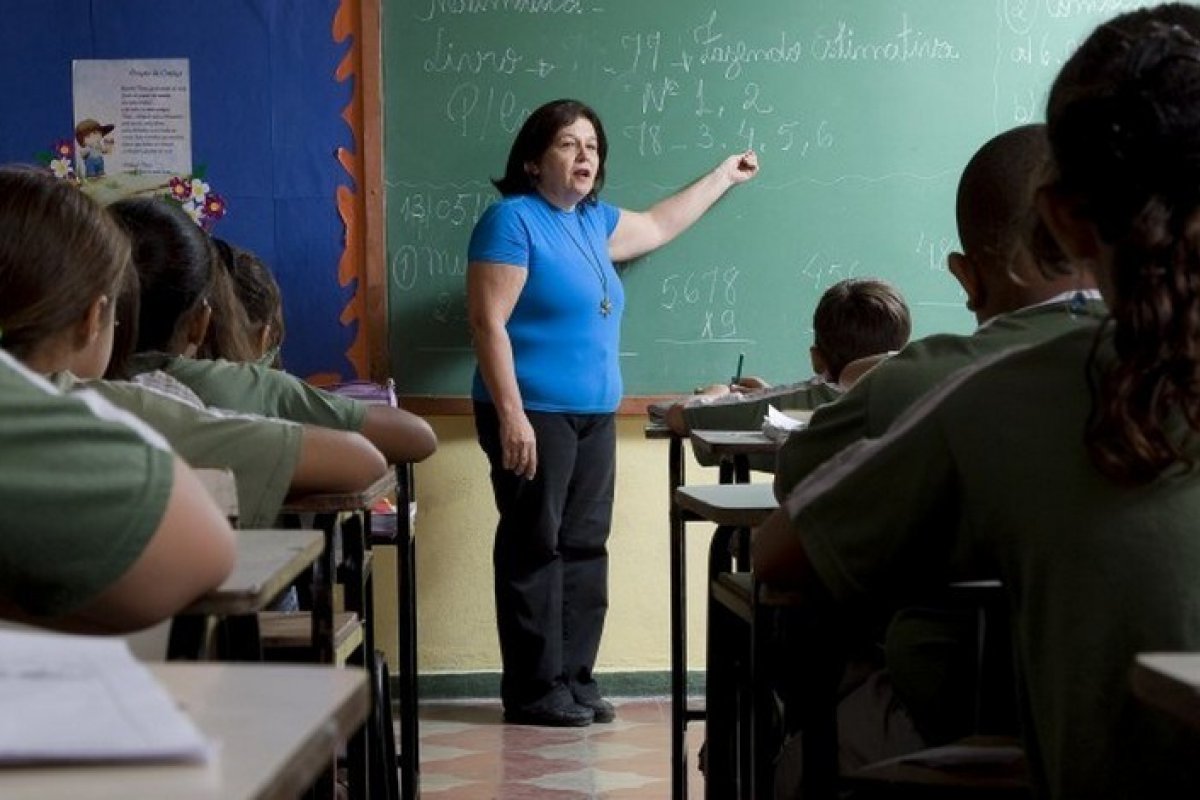 Plenário diminui idade exigida para aposentadoria de professores