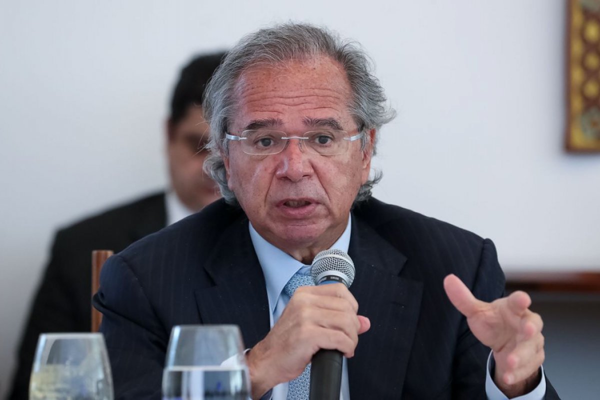 Guedes afirma que Carteira Verde e Amarela deve ser voltada para quem recebe auxílio emergencial