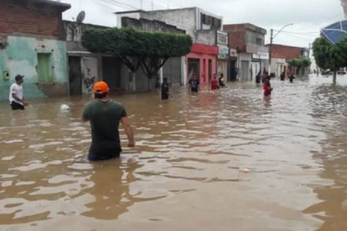 Ambulâncias são enviadas para ajudar vítimas do rompimento da barragem