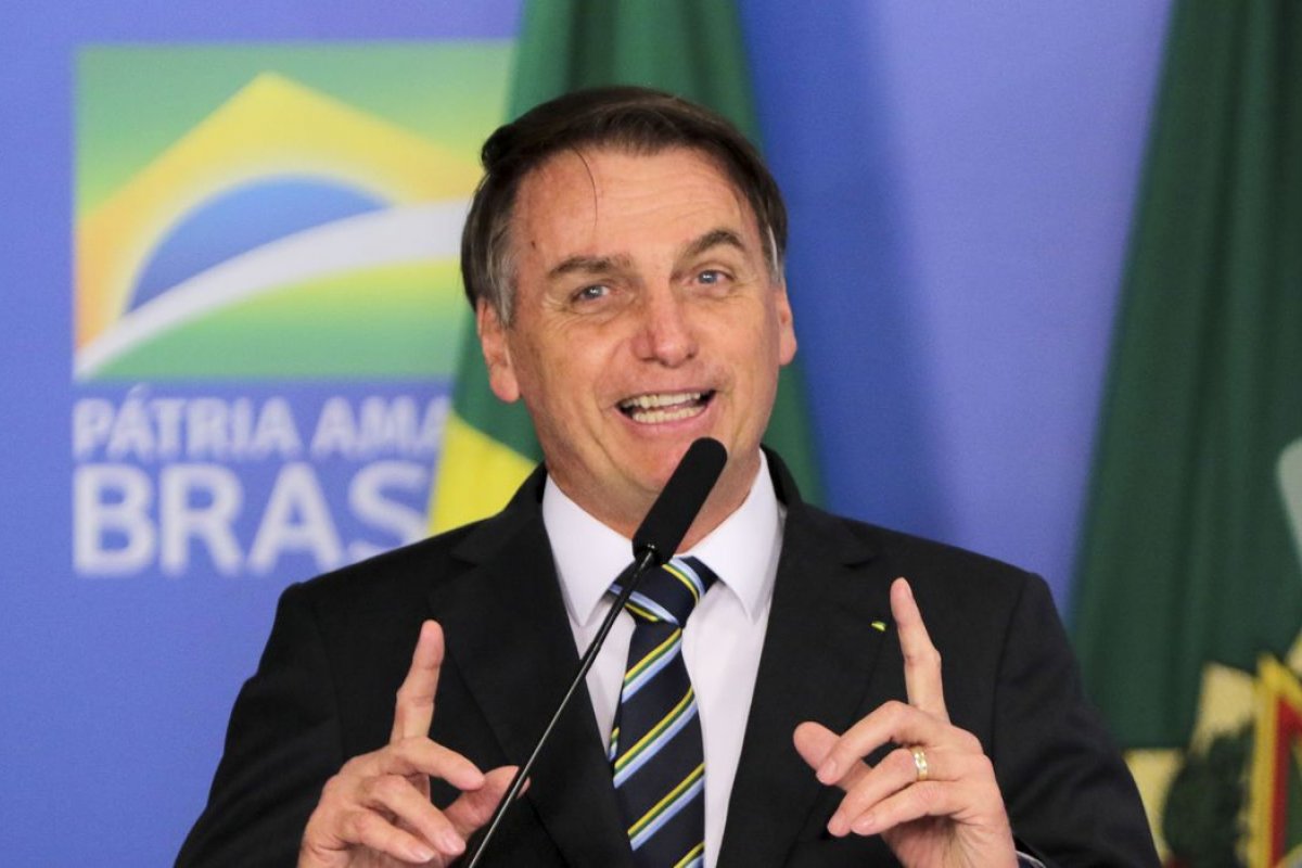 Brasileiros acham que Bolsonaro mais atrapalha do que ajuda no combate ao novo coronavírus, diz Datafolha