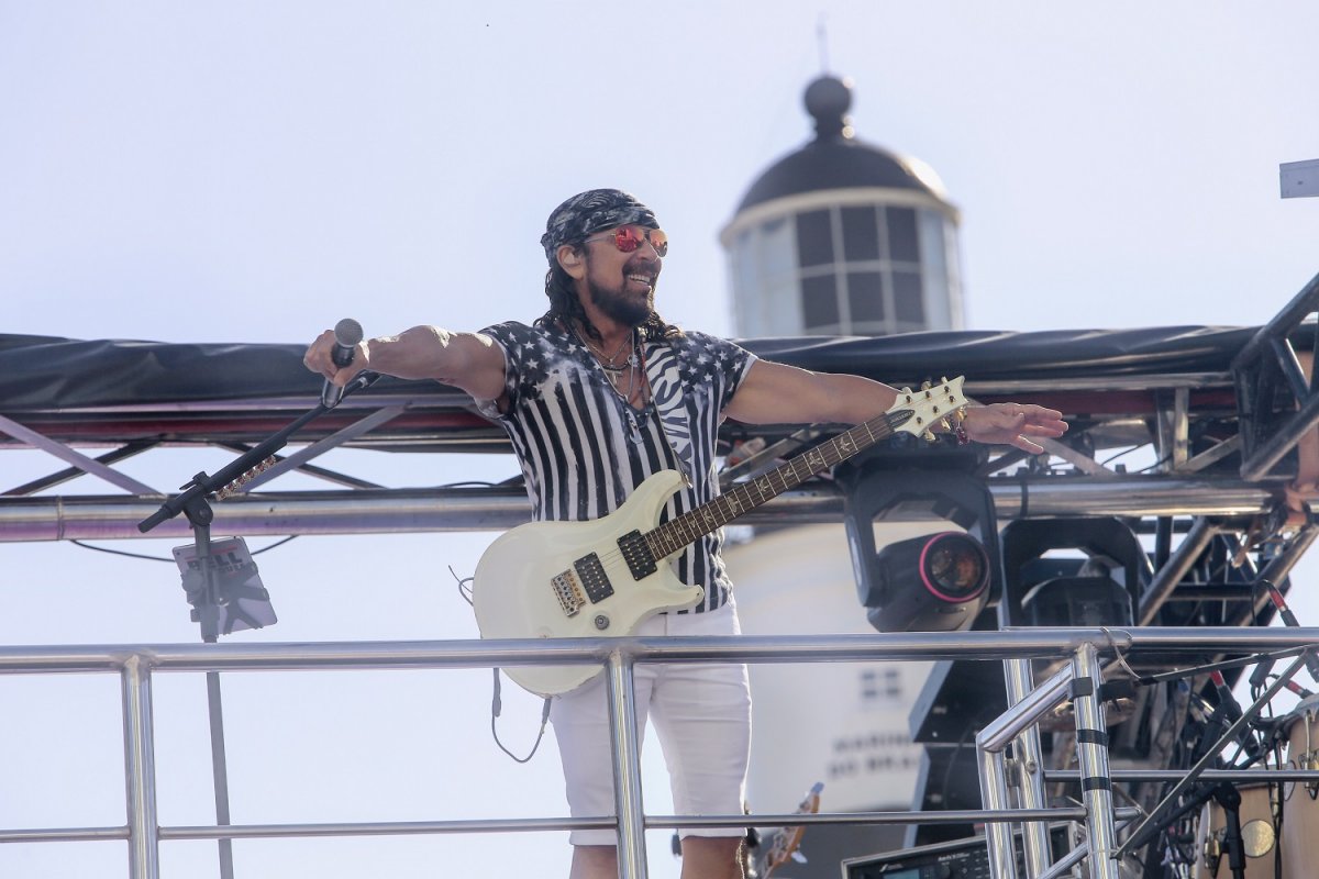 Bell Marques realiza primeira live em cima de trio elétrico 