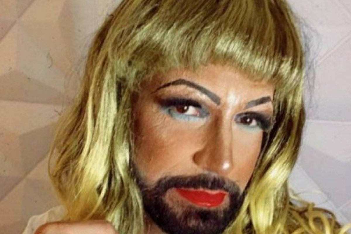 Latino se veste de drag queen para celebrar o dia do Orgulho LGBTQIA+