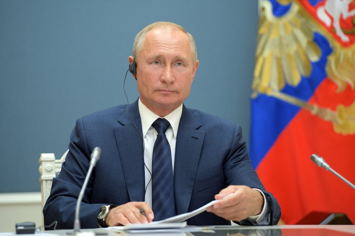 Russos decidem por 77,92% permanência de Vladimir Putin no poder até 2036