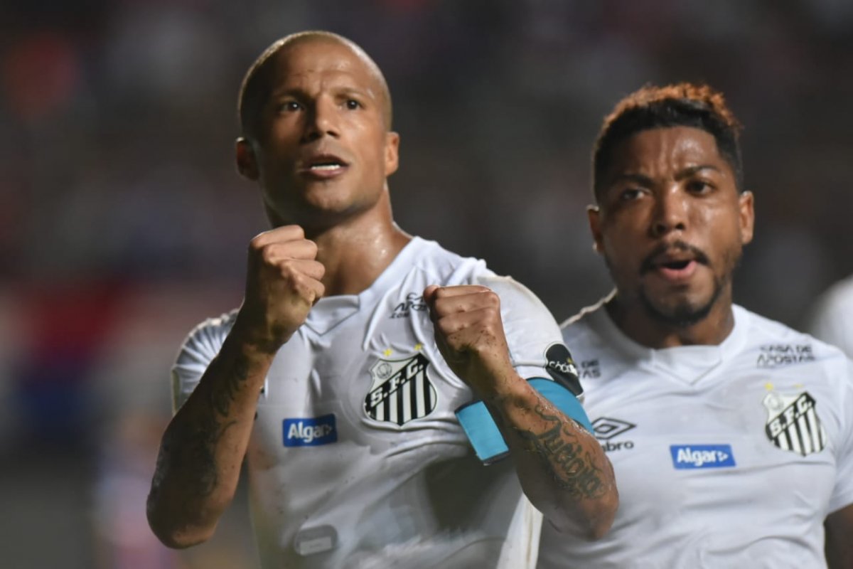 No retorno do Brasileirão, Bahia é derrotado pelo Santos 