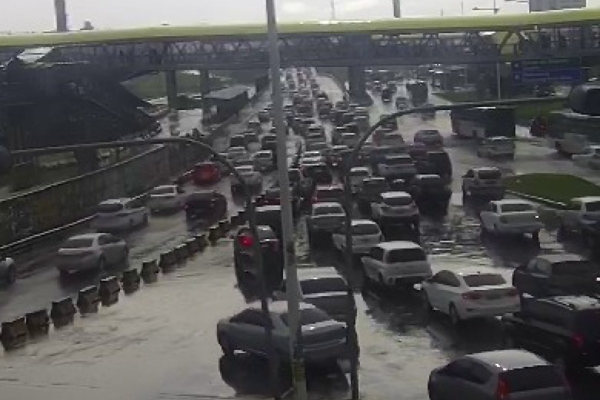 Trânsito intenso em vários pontos de Salvador 