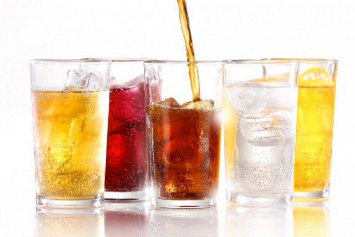 Bebidas com alto teor de açúcar aumentam risco de câncer, diz estudo