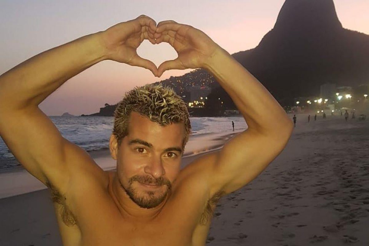 Após criticar  bares e praias lotadas, ator Thiago Martins dá festão em casa e revolta fãs