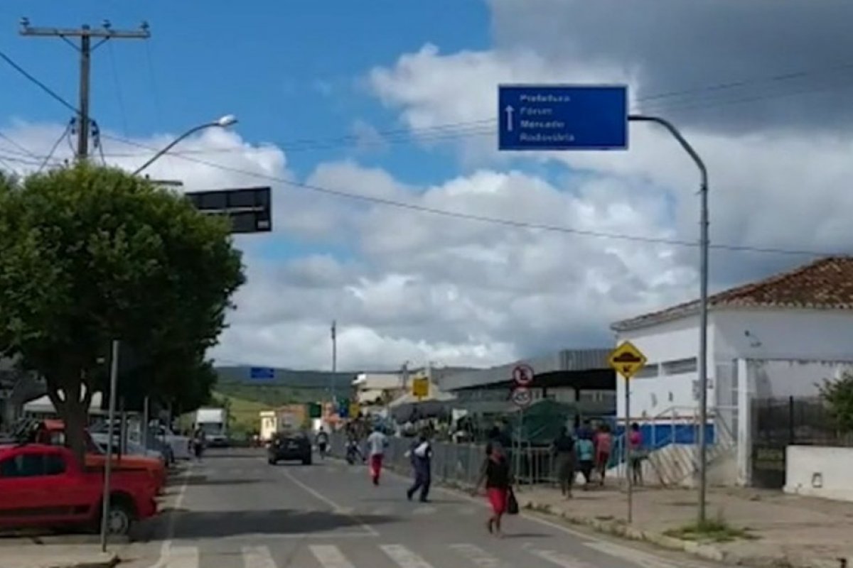 Comércio na cidade de Miguel Calmon é reaberto