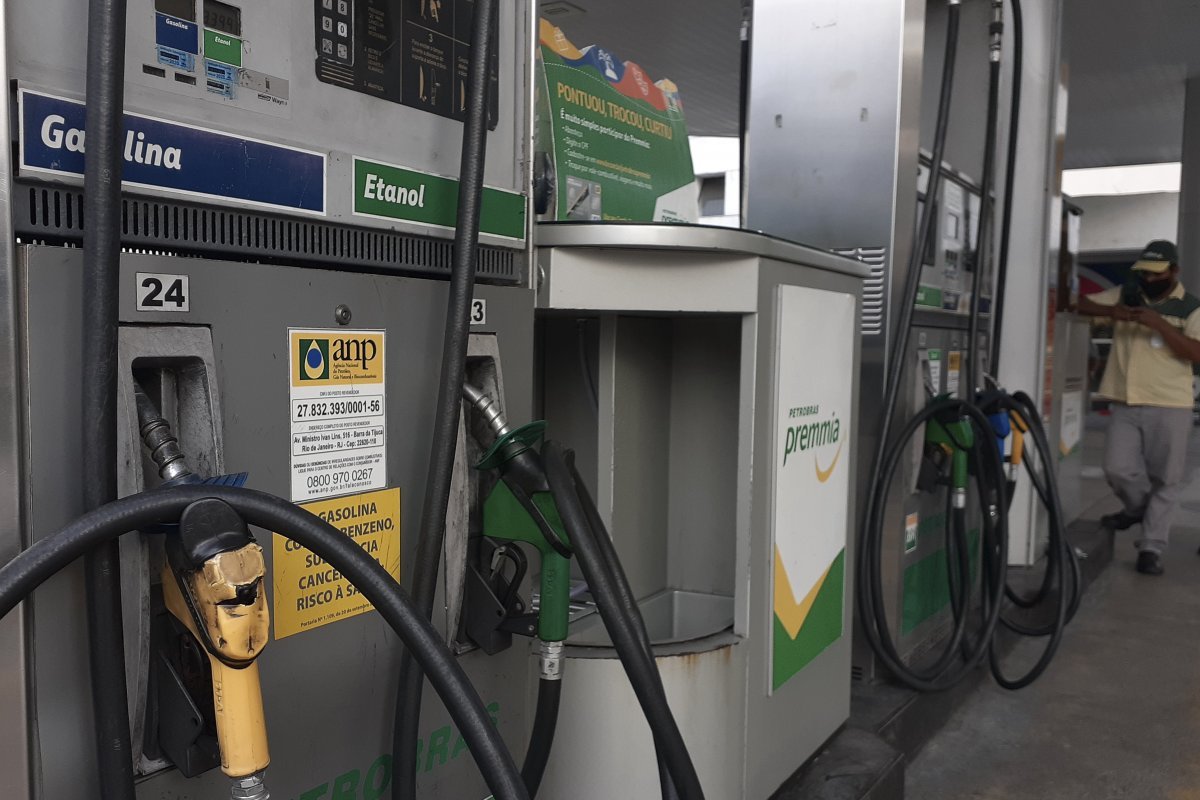 Petrobras faz reajuste de 5% no preço da gasolina nas refinarias 