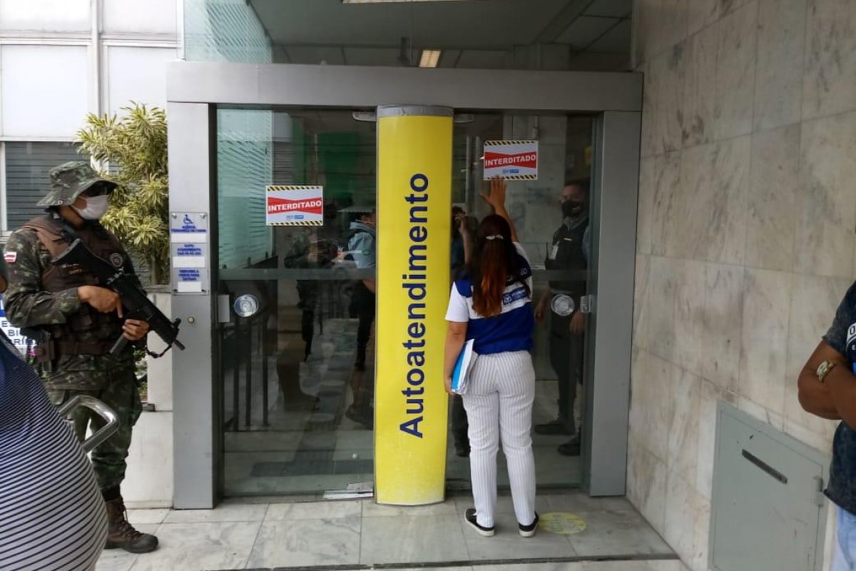 Agência bancária de Salvador é interditada por causar aglomerações