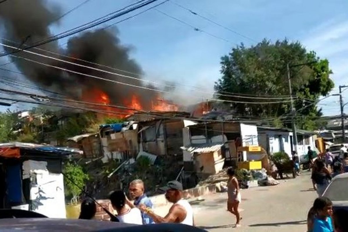 Incêndio atinge favela do bairro do Carandiru, em São Paulo