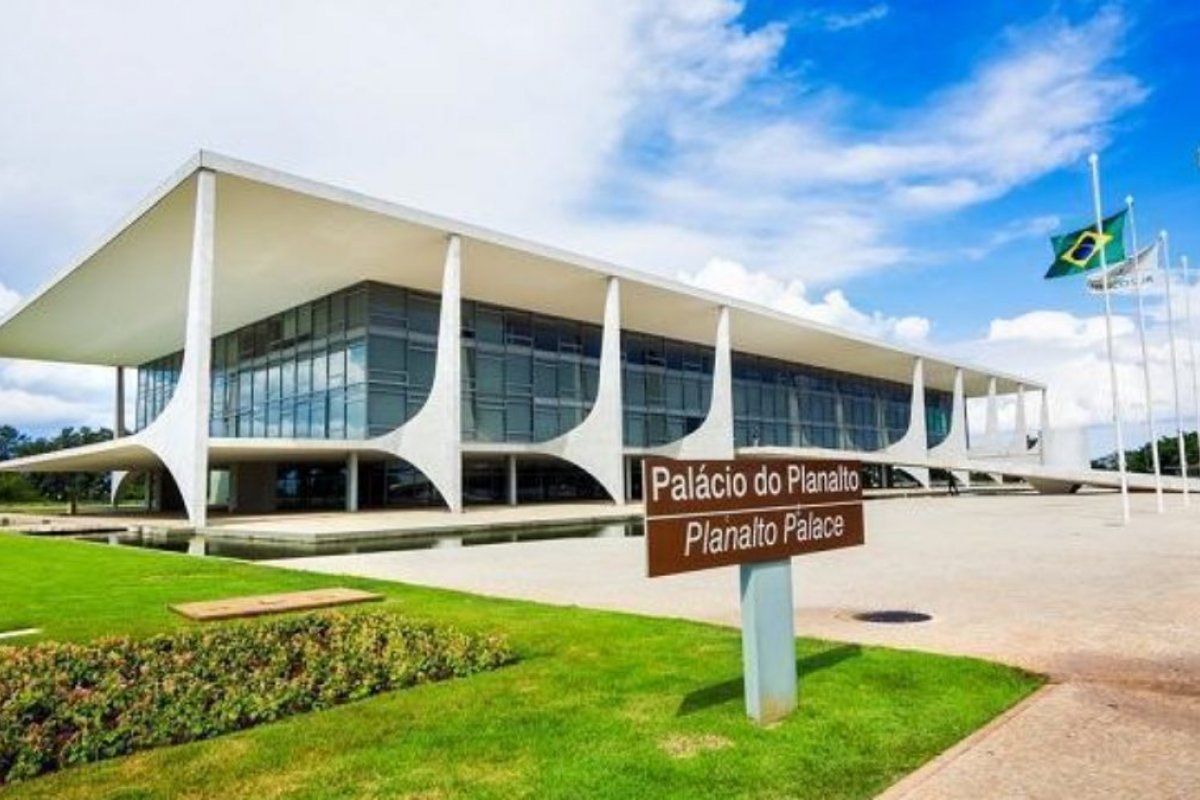 Planalto não vai afastar funcionários que tiveram contato com Jair Bolsonaro