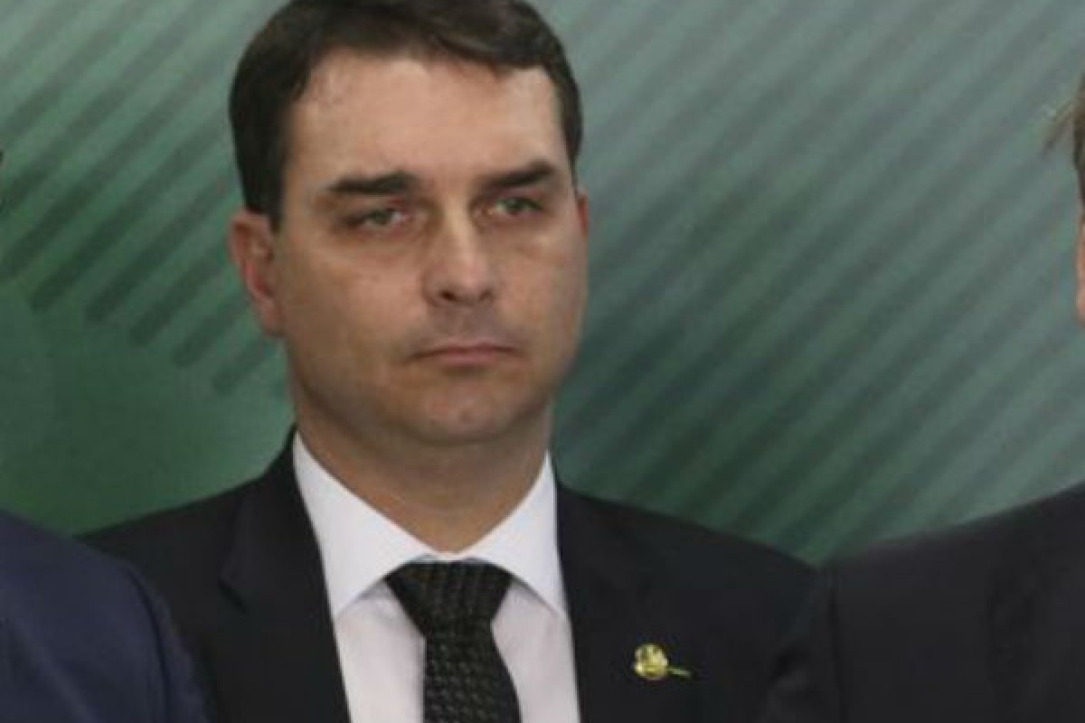 Flávio Bolsonaro diz que não há como saber se Facebook "ultrapassou ou não os limites da censura"