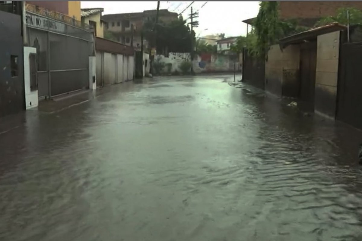 Quinta-feira com fortes chuvas causa alagamentos em Salvador