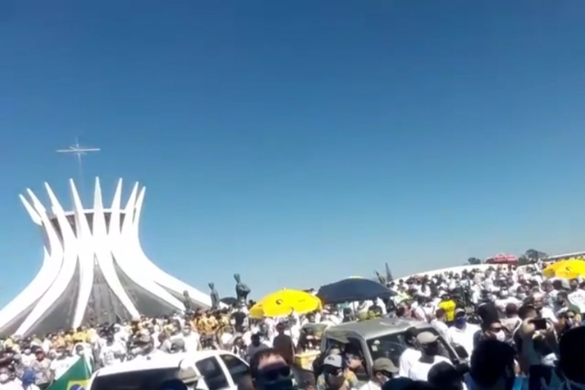Multidão vai à rua em Brasília protestar a favor do porte de arma