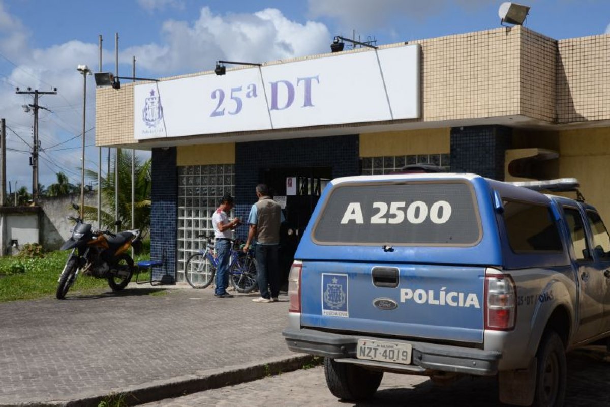 Mulher é presa suspeita de jogar filho recém-nascido em bueiro em Dias D’Ávila 