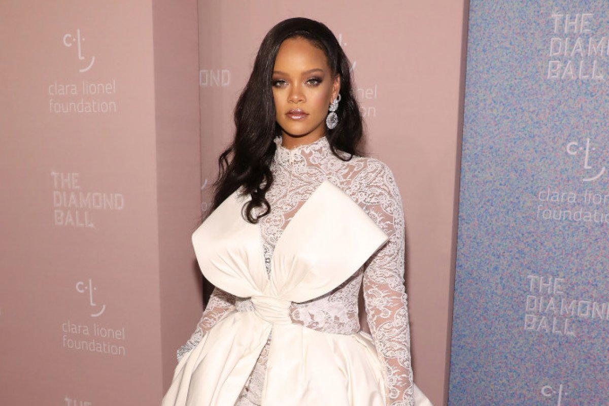 Marca de maquiagens de Rihanna são registradas na Anvisa