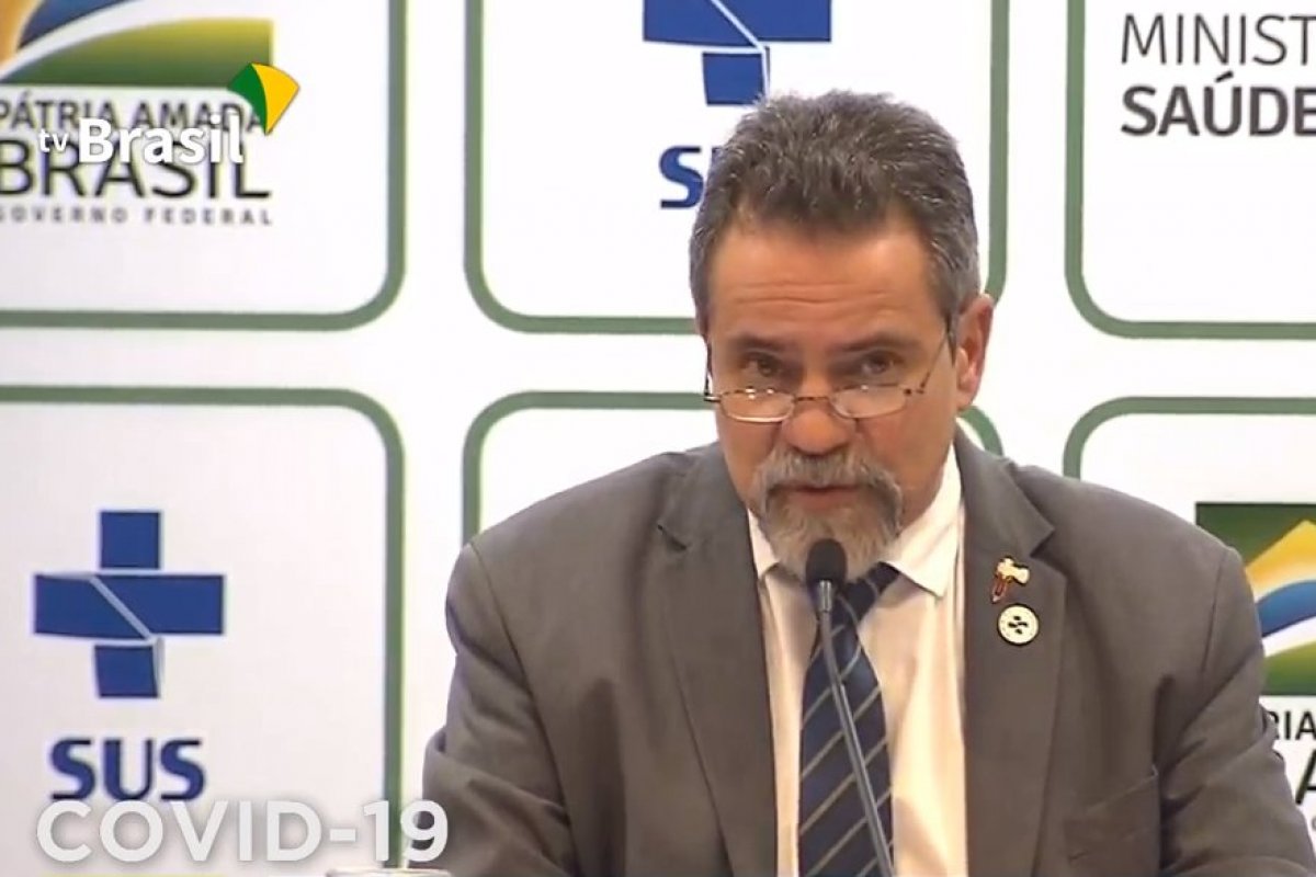 “Sai daí. Eu falei não! O que você não entendeu?”, diz Élcio Franco a um garçom que tentava servi-lo