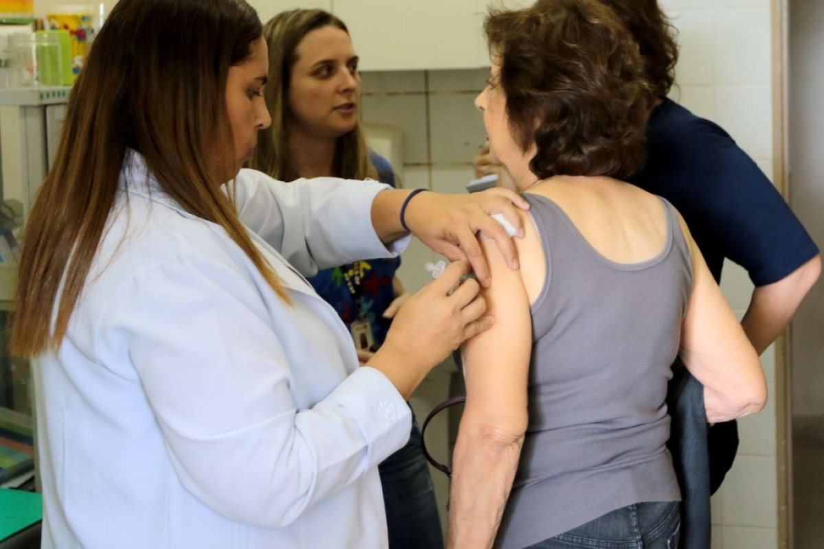 Mais de 90% do público-alvo foi imunizado contra gripe, diz Ministério da Saúde