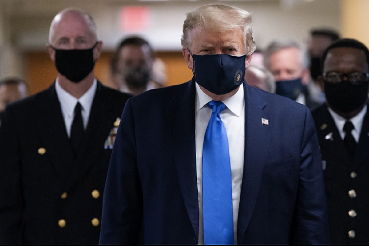 Trump aparece usando máscara pela primeira vez em público