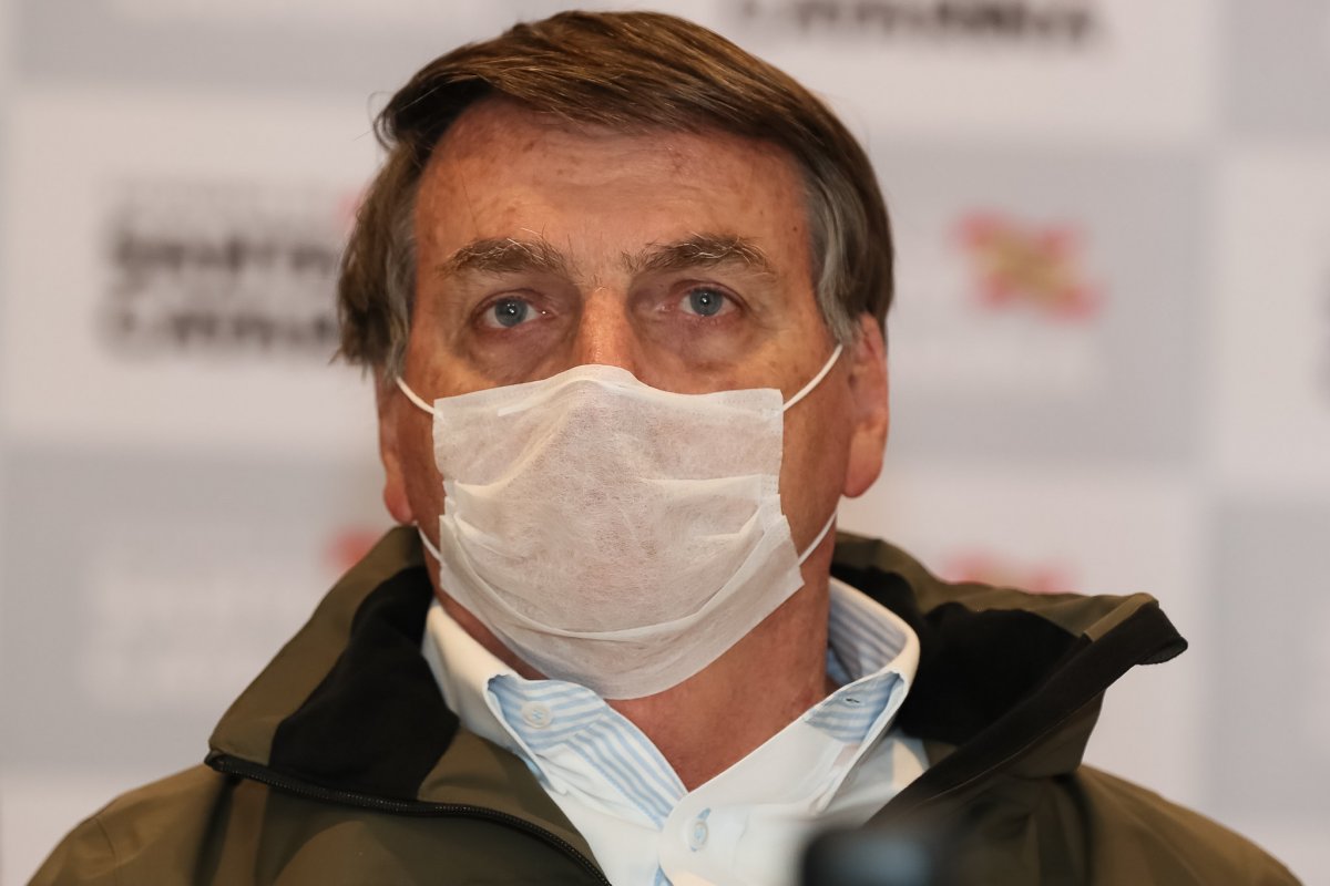 Bolsonaro realiza novo teste para saber se continua com Covid-19