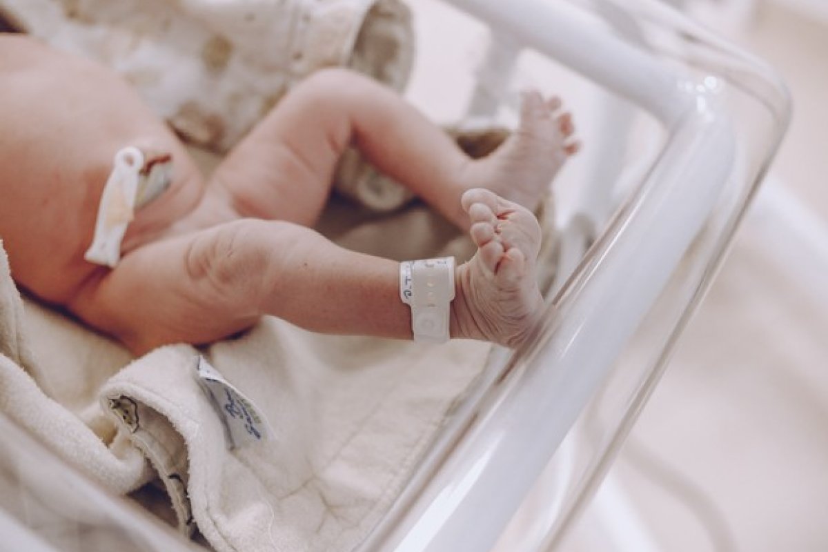 Bebê nasce com Covid-19 nos EUA e médicos pontuam "evidência forte de transmissão intrauterina"