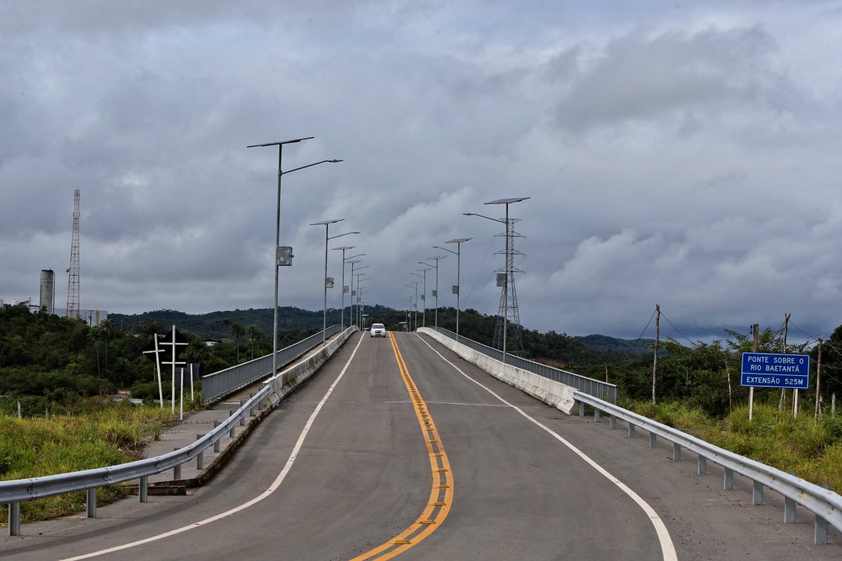 Rui entrega ponte e trecho de rodovia em Maragogipe