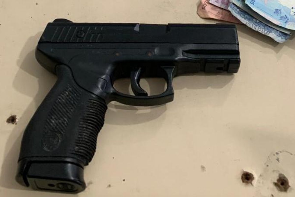 Foragido da polícia é preso com arma falsa dentro de um ônibus em Salvador