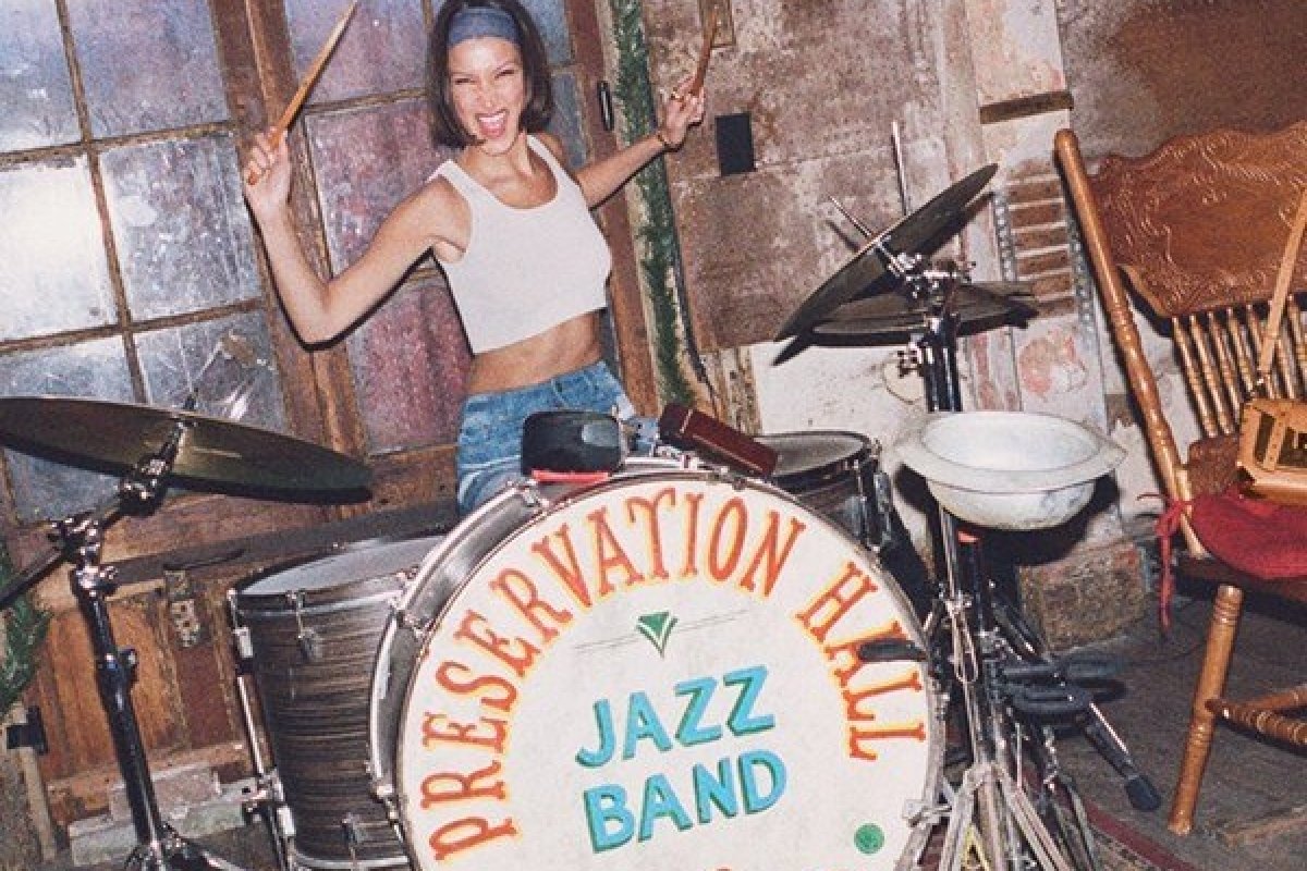 Bella Hadid estrela campanha da Michael Kors 