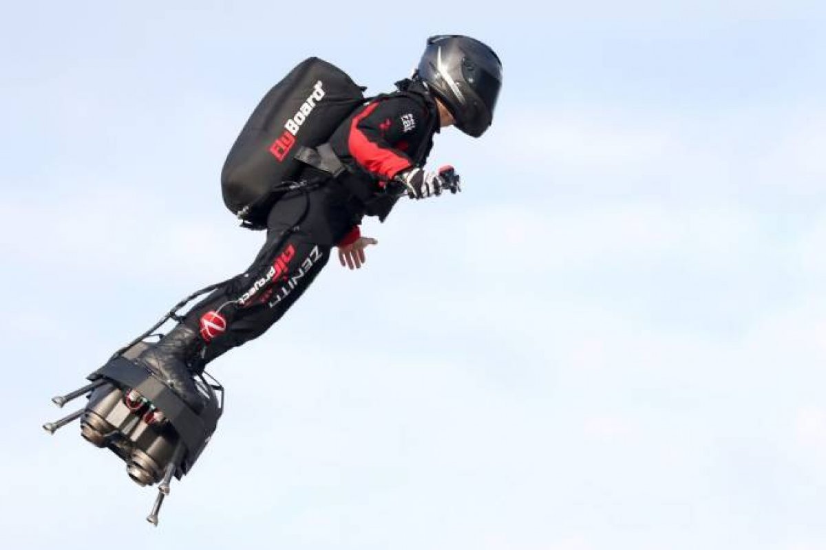 Francês cria jetpacks movida a turbinas que proporciona vôo de até 190 km/h 