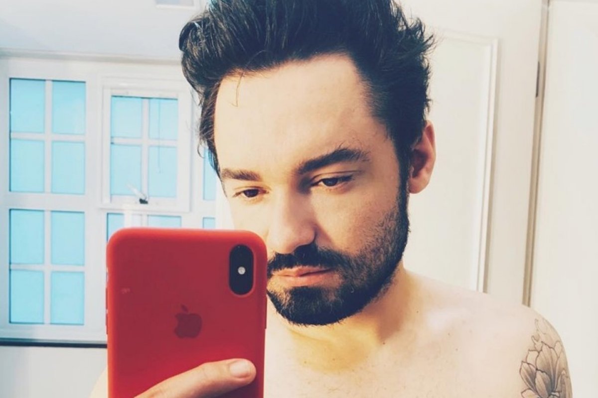 Sem vergonha: Fernando posa de sunga  branca na neve e Sorocaba alerta: “Apaga que dá tempo”