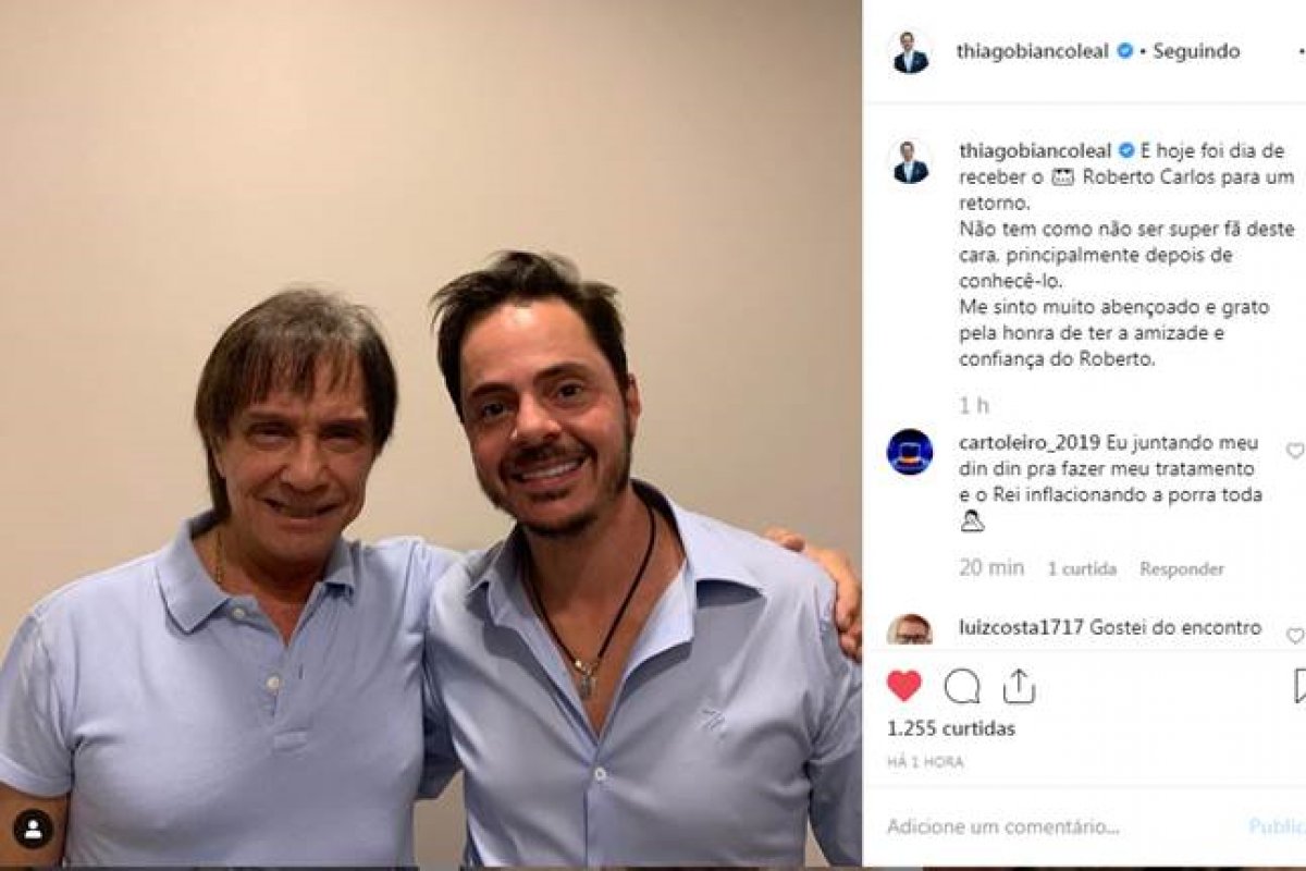 Roberto Carlos visita médico especializado em transpante capilar