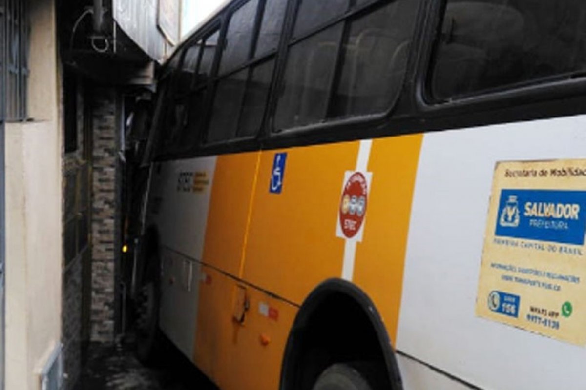 Micro-ônibus invade imóvel em Narandiba