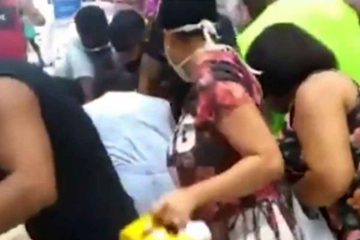 Veja vídeo: pessoas se aglomeram e causam confusão em supermercado no Cabula, em Salvador 