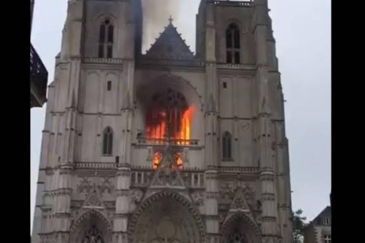 Vídeo: incêndio atinge Catedral de Nantes, na França 