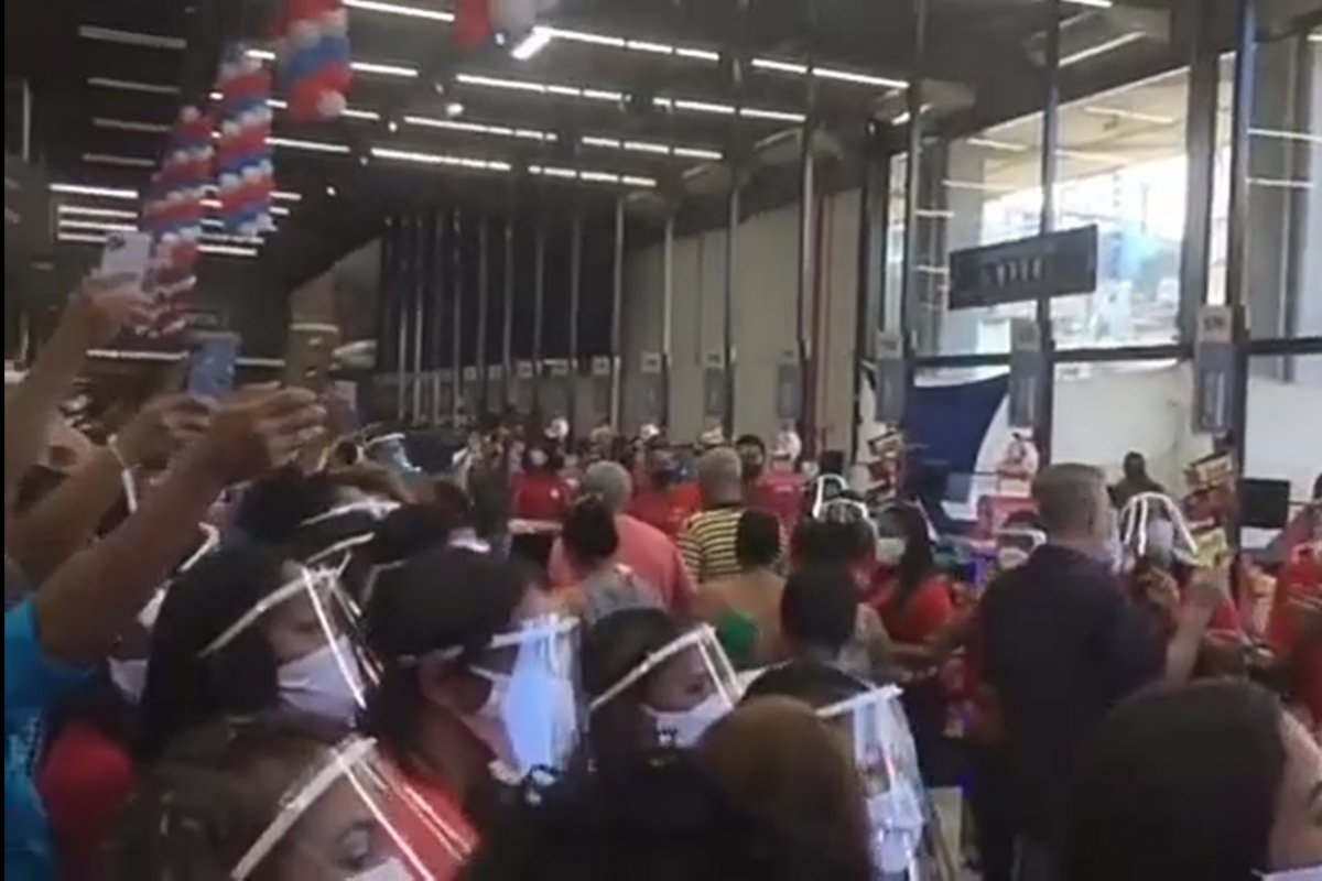 Vídeo: "Se fosse mercadinho teria a força da prefeitura fechando" afirma vereador sobre aglomeração em inauguração de Cesta do Povo 